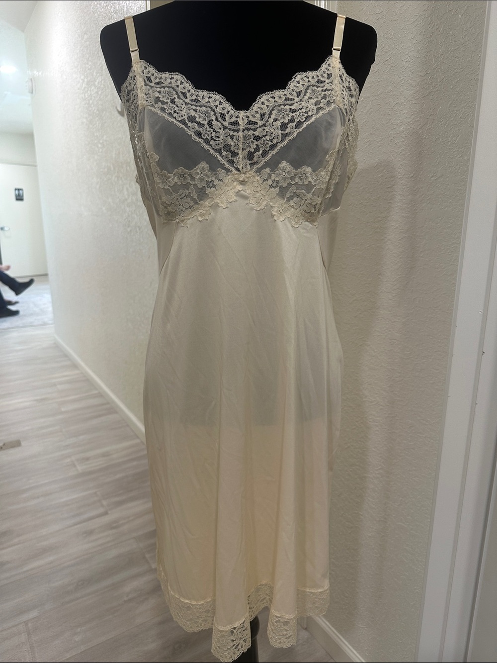 vassarette vintage Cream Lace-Trim Slip